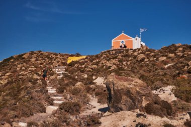 Bakire Meryem 'in Kutsal Portakal Şapeli - Yunan Bayrağı - Santorini Adası, Yunanistan