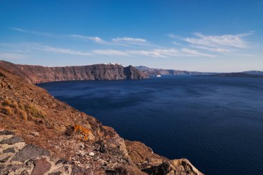 Yunanistan 'ın Santorini Adası' ndaki Caldera Uçurumlarının Panoramik Hava Görüntüsü - Oia 'ya Yürüyen Patika - Volkan