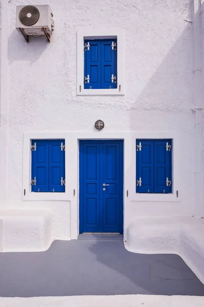 Traditioneel Grieks Witte Huis Met Blauwe Ramen Deur Imerovigli Village — Stockfoto