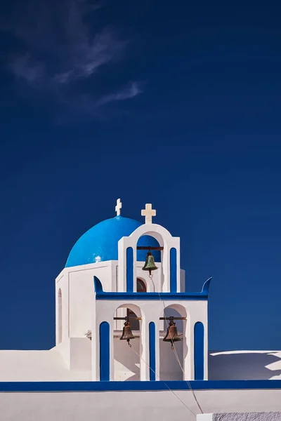 Ortodoxní Kaple Marka Věží Třemi Zvony Modrým Kupolí Ostrov Santorini — Stock fotografie
