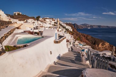 Yunanistan 'ın Santorini Adası' ndaki Oia Köyü 'nün Panoramik Hava Görüntüsü - Caldera Kayalıklarında Geleneksel Beyaz Evler