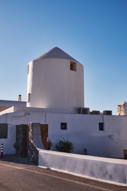 Yel değirmeni ve Geleneksel Beyaz Saray - Oia, Santorini, Yunanistan