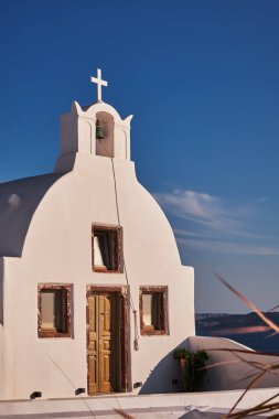 Oia Köyü, Santorini Adası, Yunanistan 'da Çan Kulesi olan küçük Beyaz Kilise Caldera Manzarası