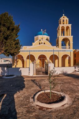 Aziz Georgios Oia Kutsal Ortodoks Kilisesi Çan Kulesi ve Mavi Kubbesi - Oia Köyü, Santorini Adası, Yunanistan