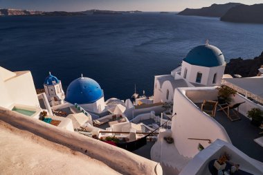 Meşhur Mavi Kubbe Kilisesi Santorini Caldera Manzaralı - Oia Köyü, Santorini Adası, Yunanistan