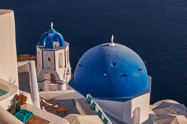 Den Berömda Blue Domed Church Santorini Med Utsikt Över Caldera — Stockfoto