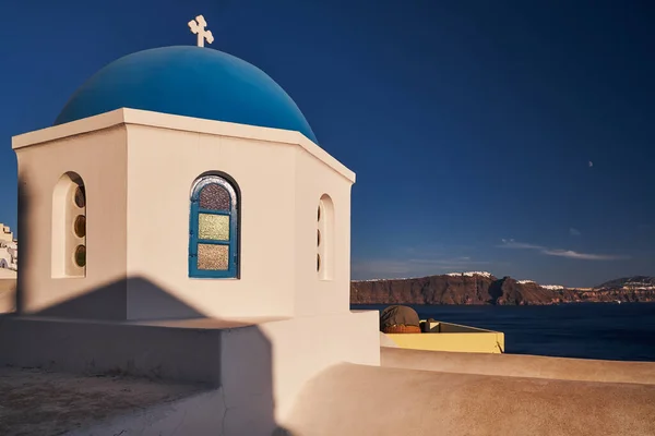 Den Berömda Blue Domed Church Santorini Med Utsikt Över Caldera — Stockfoto