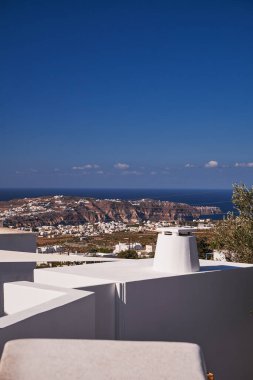 Yunanistan 'ın Santorini Adası' ndaki Pyrgos Köyünün Panoramik Hava Görüntüsü - Caldera Kayalıklarındaki Geleneksel Beyaz Evler