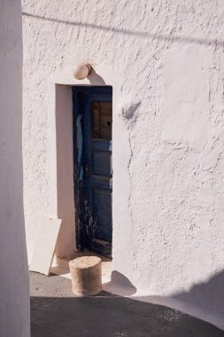 Tahta Mavi Kapı Girişi - Pyrgos Köyü, Santorini Adası, Yunanistan