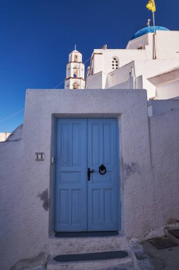 İsa 'nın Kilisesi - Mavi Kubbe ve Çan Kulesi - Geleneksel Yunan Beyazyıkama Evi' nin Mavi Ahşap Kapısı - Pyrgos Köyü, Santorini Adası, Yunanistan