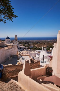 Yunanistan 'ın Santorini Adası' ndaki Pyrgos Köyünün Panoramik Hava Görüntüsü - Caldera Kayalıklarındaki Geleneksel Beyaz Evler