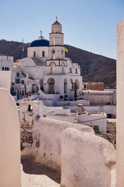 İsa 'nın Kilisesi - Mavi Kubbe ve Çan Kulesi - Pyrgos Köyü, Santorini Adası, Yunanistan