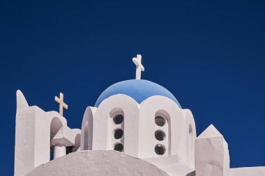 Saint Ierotheos Kutsal Şapeli - Mavi Kubbe ve Çan Kulesi - Pyrgos Köyü, Santorini Adası, Yunanistan