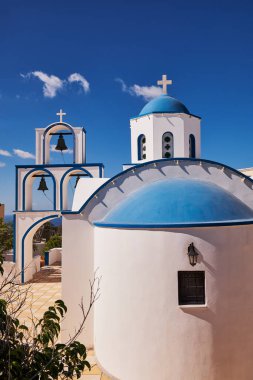 Saint Anthony Kilisesi - Mavi Kubbe ve Çan Kulesi - Pyrgos Köyü, Santorini Adası, Yunanistan