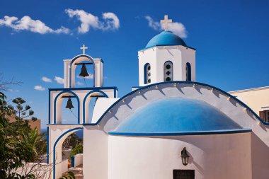 Saint Anthony Kilisesi - Mavi Kubbe ve Çan Kulesi - Pyrgos Köyü, Santorini Adası, Yunanistan