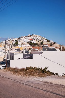 Yunanistan 'ın Santorini Adası' ndaki Pyrgos Köyünün Panoramik Hava Görüntüsü - Caldera Kayalıklarındaki Geleneksel Beyaz Evler