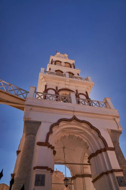 Emporio, Santorini, Yunanistan 'daki çok katmanlı çan kulesi cephesiyle Ortodoks Kilisesi