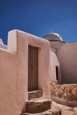 Geleneksel Yunan Evleri ile Küçük Sokak ve Beyaz Çan Kulesi ile Küçük Kilise - Emporio Köyü, Santorini Adası, Yunanistan
