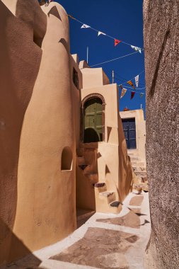 Geleneksel Yunan Evleriyle Küçük Sokak - Emporio Köyü, Santorini Adası, Yunanistan