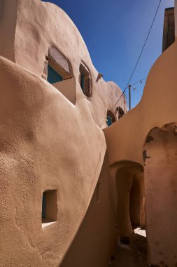 Geleneksel Yunan Evleriyle Küçük Sokak - Emporio Köyü, Santorini Adası, Yunanistan