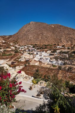 Yunanistan 'ın Santorini Adasındaki Emporio Köyü' nden Panoramik Hava Görüntüsü - Caldera Kayalıklarındaki Geleneksel Beyaz Evler