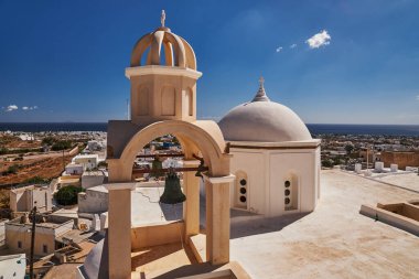 Terrace 'da Beyaz Kubbe ve Renkli Çan Kulesi olan Güzel Küçük Ortodoks Kilisesi - Emporio, Santorini, Yunanistan