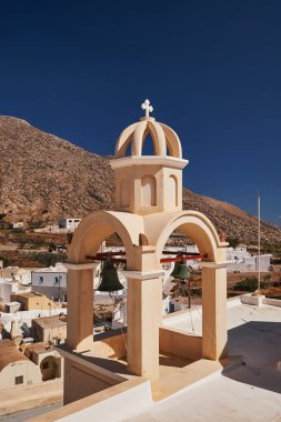 Terrace 'da Beyaz Kubbe ve Renkli Çan Kulesi olan Güzel Küçük Ortodoks Kilisesi - Emporio, Santorini, Yunanistan