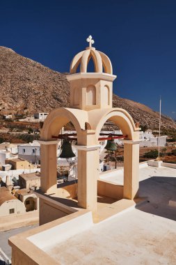 Terrace 'da Beyaz Kubbe ve Renkli Çan Kulesi olan Güzel Küçük Ortodoks Kilisesi - Emporio, Santorini, Yunanistan