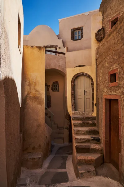 Geleneksel Yunan Evleriyle Küçük Sokak - Emporio Köyü, Santorini Adası, Yunanistan