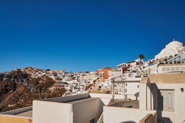 Yunanistan 'ın Santorini Adası' ndaki Fira Köyünün Panoramik Hava Görüntüsü - Caldera Kayalıklarındaki Geleneksel Beyaz Evler