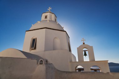 Aziz Minas Kutsal Ortodoks Kilisesi, Agiou Mina, Thera, Yunanistan - Kubbeli Beyaz Kilise ve Çan Kulesi