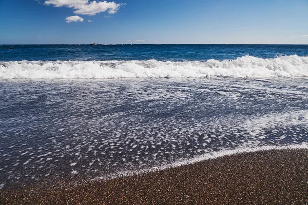 Mar Egeu Perissa Praia Vulcânica Com Areia Negra Ilha Santorini — Fotografia de Stock