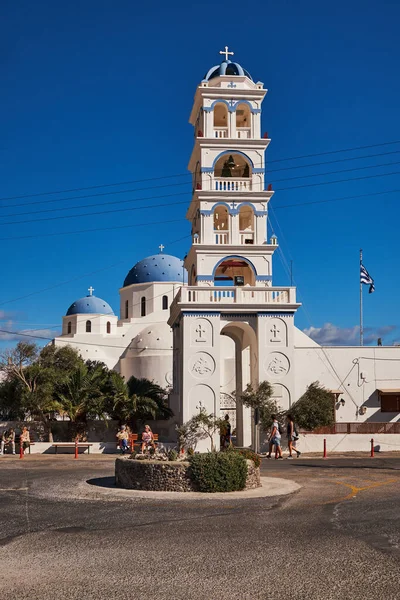 Kościół Świętego Krzyża Błękitną Kopułą Ogromną Dzwonnicą Perissa Santorini Grecja — Zdjęcie stockowe