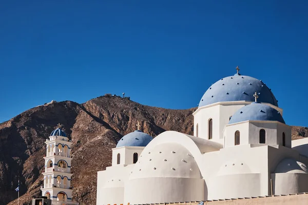 Szent Kereszt Templom Kék Kupolával Hatalmas Harangtoronnyal Perissa Santorini Görögország — Stock Fotó