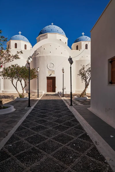 Mavi Kubbeli Kutsal Haç Kilisesi ve Büyük Çan Kulesi Perissa, Santorini, Yunanistan