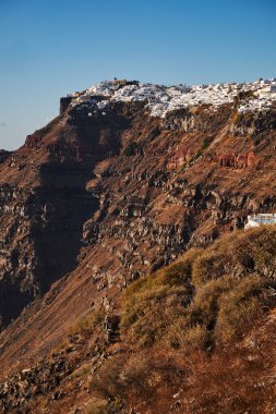Yunanistan 'ın Santorini Adası' ndaki İmerovigli Köyü ve Skaros Kayası 'nın Panoramik Hava Görüntüsü - Caldera Kayalıkları' ndaki Geleneksel Beyaz Evler