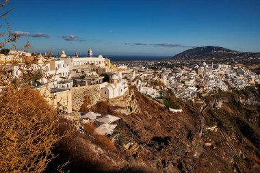 Yunanistan 'ın Santorini Adası' ndaki Fira Köyünün Panoramik Hava Görüntüsü - Caldera Kayalıklarındaki Geleneksel Beyaz Evler