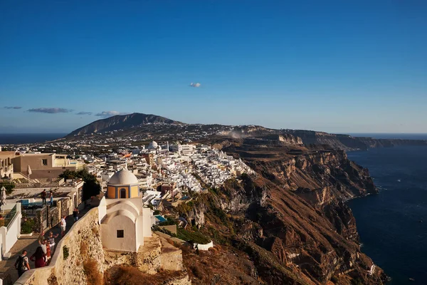 Yunanistan 'ın Santorini Adası' ndaki Fira Köyünün Panoramik Hava Görüntüsü - Caldera Kayalıklarındaki Geleneksel Beyaz Evler