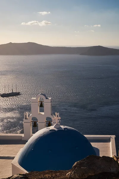有名なアヒオス テオドロス教会は サントリーニ島 ギリシャの最も象徴的なランドマークの1つであるフィラの3つの鐘として知られています ブルードーム 目的地 — ストック写真