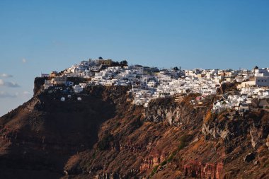 Yunanistan 'ın Santorini Adası' ndaki Imerovigli Köyü ve Skaros Kayası 'nın Panoramik Hava Görüntüsü - Caldera Kayalıkları' ndaki Geleneksel Beyaz Evler