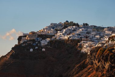 Yunanistan 'ın Santorini Adası' ndaki Imerovigli Köyü ve Skaros Kayası 'nın Panoramik Hava Görüntüsü - Caldera Kayalıkları' ndaki Geleneksel Beyaz Evler