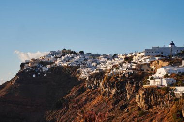 Yunanistan 'ın Santorini Adası' ndaki Imerovigli Köyü ve Skaros Kayası 'nın Panoramik Hava Görüntüsü - Caldera Kayalıkları' ndaki Geleneksel Beyaz Evler