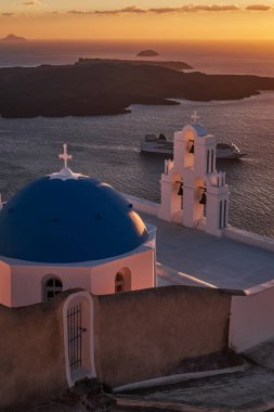 Ünlü Agios Theodoros Kilisesi, Yunanistan 'ın Santorini Adası' nın en ikonik simgelerinden biri olan Fira 'nın Üç Çanı olarak bilinir - Günbatımı, Yaz, Mavi Kubbe, İstikamet