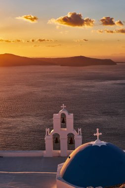 Ünlü Agios Theodoros Kilisesi, Yunanistan 'ın Santorini Adası' nın en ikonik simgelerinden biri olan Fira 'nın Üç Çanı olarak bilinir - Günbatımı, Yaz, Mavi Kubbe, İstikamet