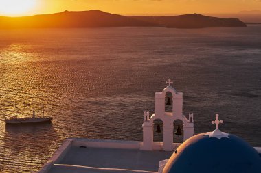 Ünlü Agios Theodoros Kilisesi, Yunanistan 'ın Santorini Adası' nın en ikonik simgelerinden biri olan Fira 'nın Üç Çanı olarak bilinir - Günbatımı, Yaz, Mavi Kubbe, İstikamet
