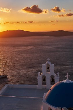 Ünlü Agios Theodoros Kilisesi, Yunanistan 'ın Santorini Adası' nın en ikonik simgelerinden biri olan Fira 'nın Üç Çanı olarak bilinir - Günbatımı, Yaz, Mavi Kubbe, İstikamet