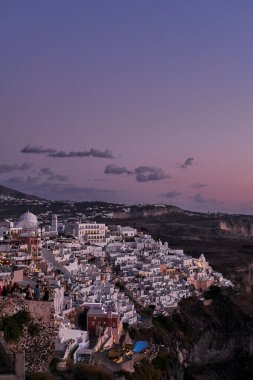 Yunanistan 'ın Santorini Adası' ndaki Fira Köyünün Panoramik Hava Görüntüsü - Caldera Kayalıklarındaki Geleneksel Beyaz Evler - Günbatımı