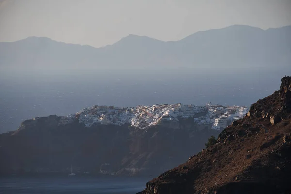Panoramiczny Widok Lotu Ptaka Wioskę Oia Skałę Skaros Wyspie Santorini — Zdjęcie stockowe