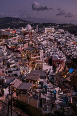 Yunanistan 'ın Santorini Adası' ndaki Fira Köyünün Panoramik Hava Görüntüsü - Caldera Kayalıklarındaki Geleneksel Beyaz Evler - Günbatımı