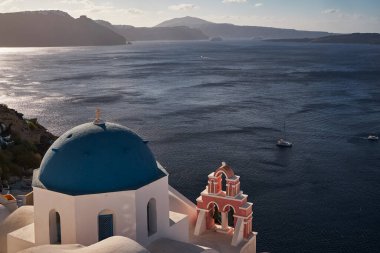 Meşhur Mavi Kubbe Kilisesi Santorini Caldera Manzaralı - Oia Köyü, Santorini Adası, Yunanistan